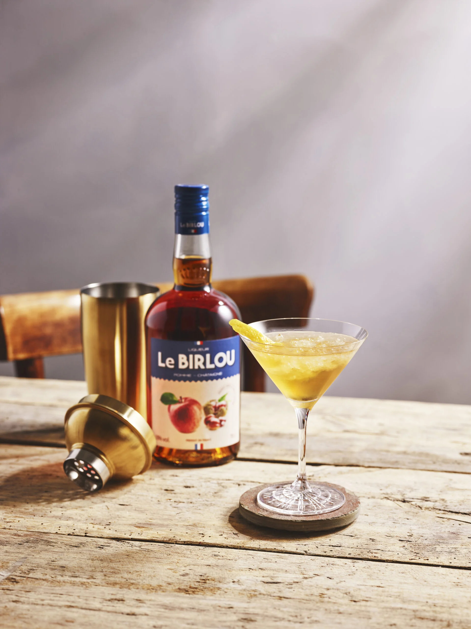 Cocktail Bir-look-after-me à côté d'une bouteille Le Birlou