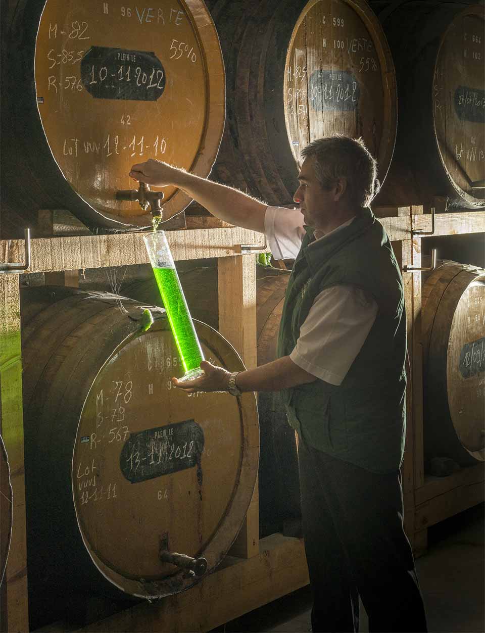 Maître distillateur devant les fûts de la Distillerie Pagès